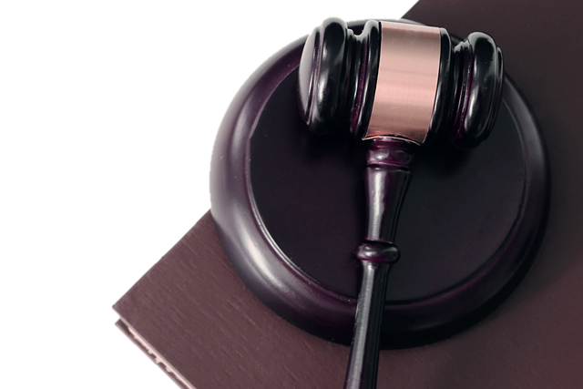 Tribunal martillo libros juicio ley concepto